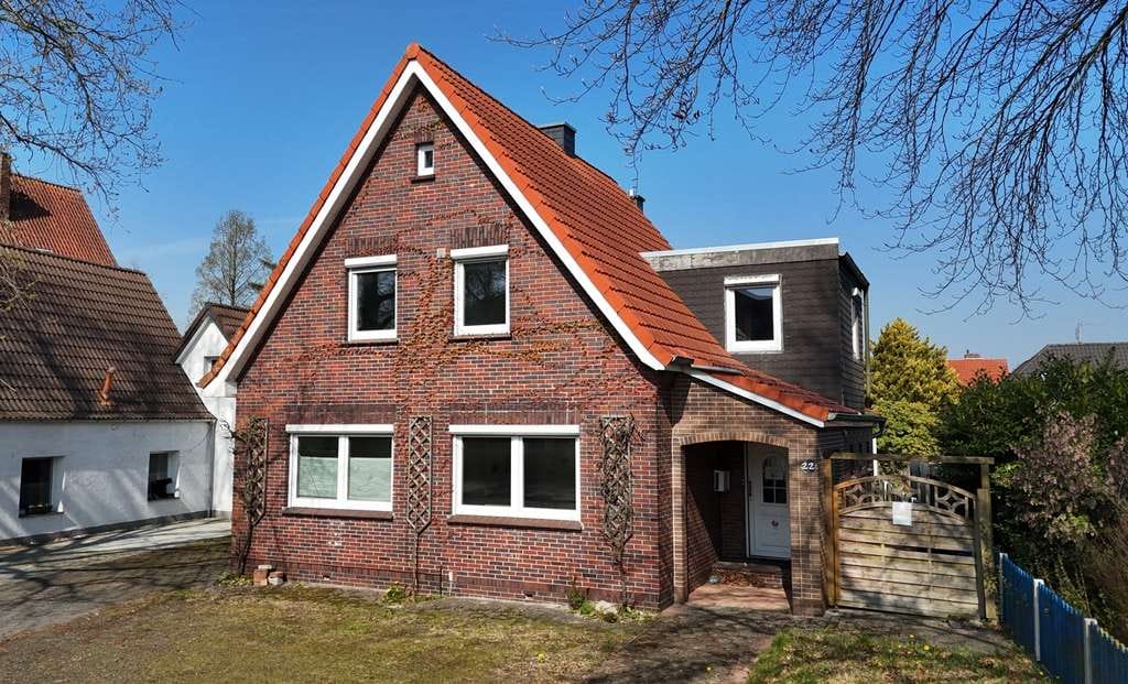 Immobilie in Zetel - Vorne gut erreichbar, hinten grüner Rückzugsort – Haus mit Gewerbe & großem Grundstück - Bild 1