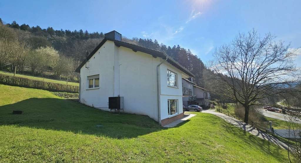 Immobilie in Alf - Einfamilienhaus in sonniger Höhenlage von Alf mit großem Grundstück und Garage für die große Familie - Bild 2
