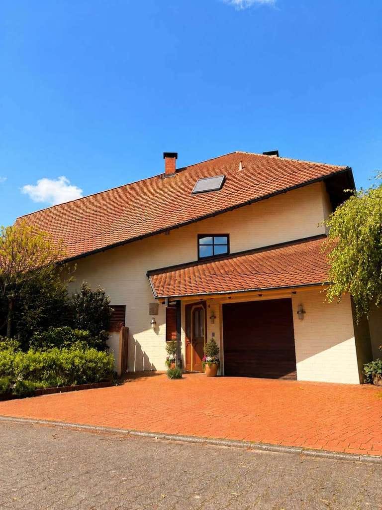 Immobilie in Hövelhof - architektonische Besonderheit in zentraler Lage // großzügiges EFH // EBK // 3 Bäder  // Garage - Bild 4