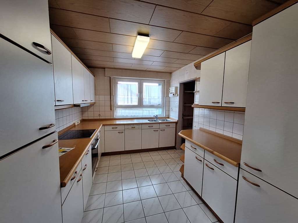 Immobilie in Oberderdingen - Freistehendes, geräumiges Wohnhaus mit Garagen in sehr schöner Randlage - Bild 1