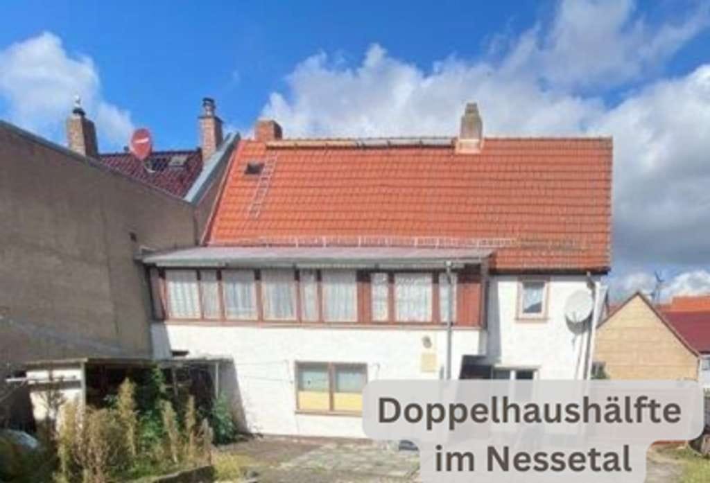 Immobilie in Tüttleben - gemütliche Doppelhaushälfte mit zwei Garagen, Scheune und Garten im Nessetal Landkreis Gotha - Bild 0