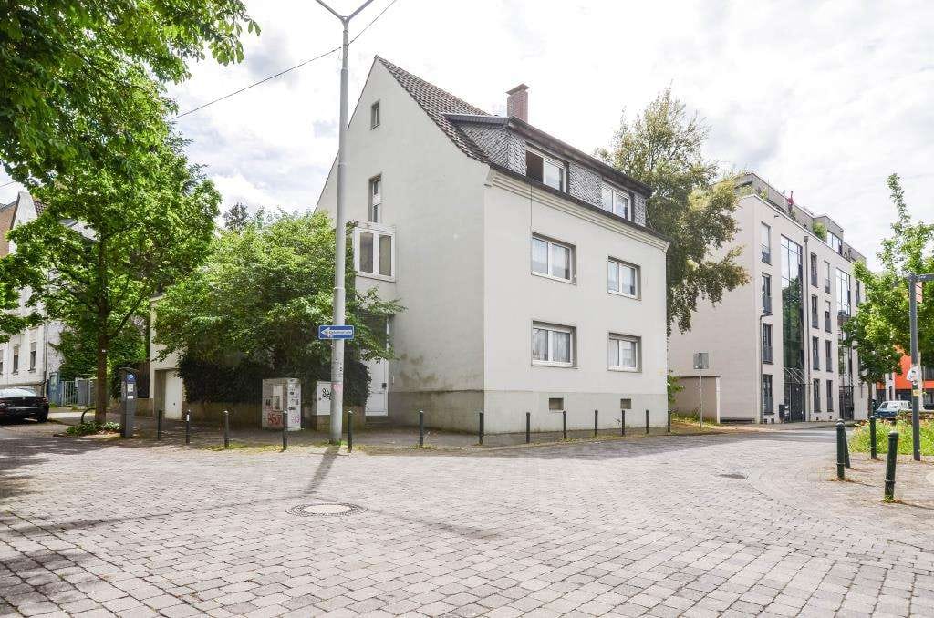Immobilie in Leverkusen - Dreifamilien-Stadthaus * zwei Wohnungen werden leer übergeben * Garage * Garten * zwei Stellplätze - Bild 1