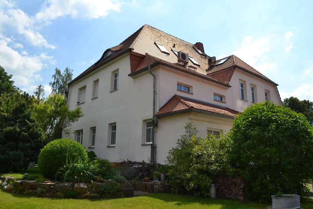 Immobilie in Bad Bibra - Eine Dachgeschoß-Eigentumswohnung mit 2 Stellplätzen und Gartenfläche in ruhiger ländlich idyllischer Lage vom Finneland für Eigennutzer oder Kapitalanleger - Bild 1