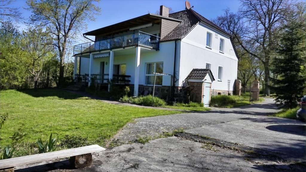 Immobilie in Nordwestuckermark - Vielseitig nutzbares Anwesen in Seenähe – 4 Wohneinheiten, Balkonterrasse & 8.758 m² Grundstück - Bild 3