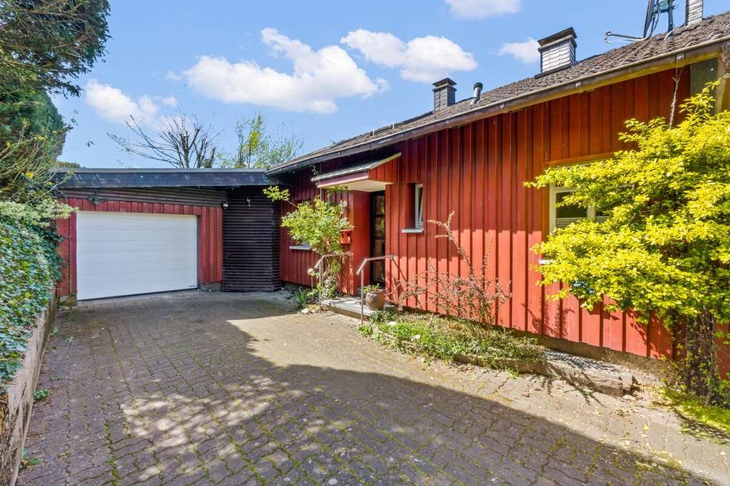 Immobilie in Attendorn - Zwei Eigentumswohnungen im Stile eines Einfamilienhauses mit Einliegerwohnung - Bild 0