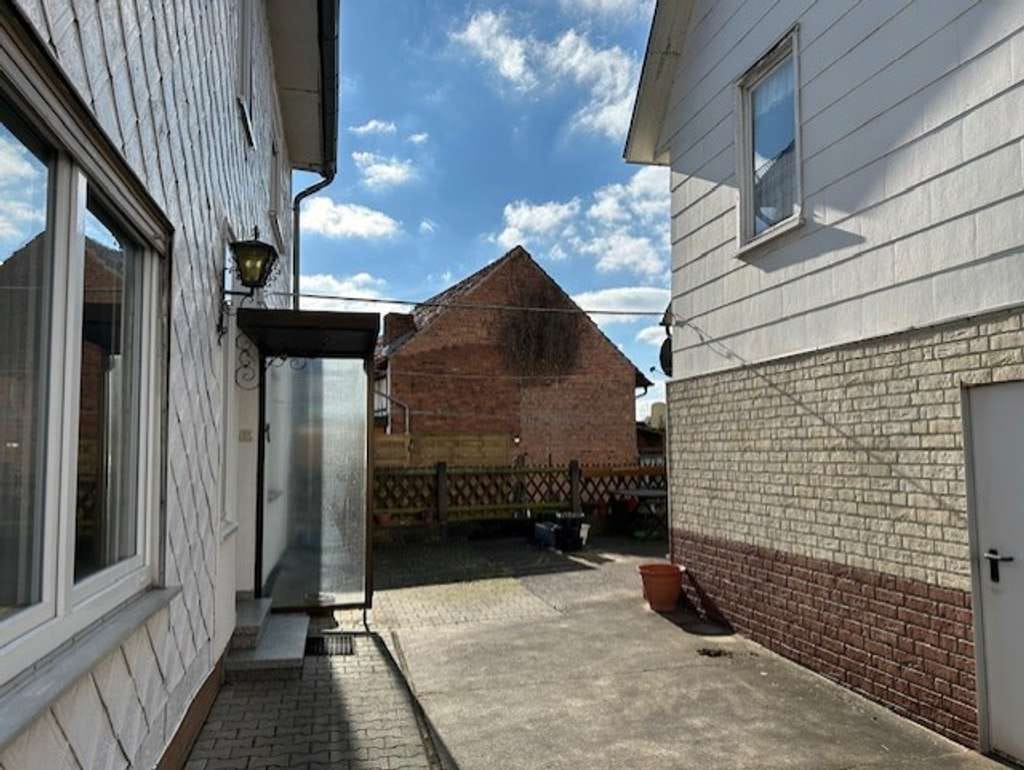 Immobilie in Meinhard - Mehrfamilienhaus als „Geldanlage“, guter renovierter Zustand, Innenhof, 2 Garagen in Nebengebäude - Bild 2