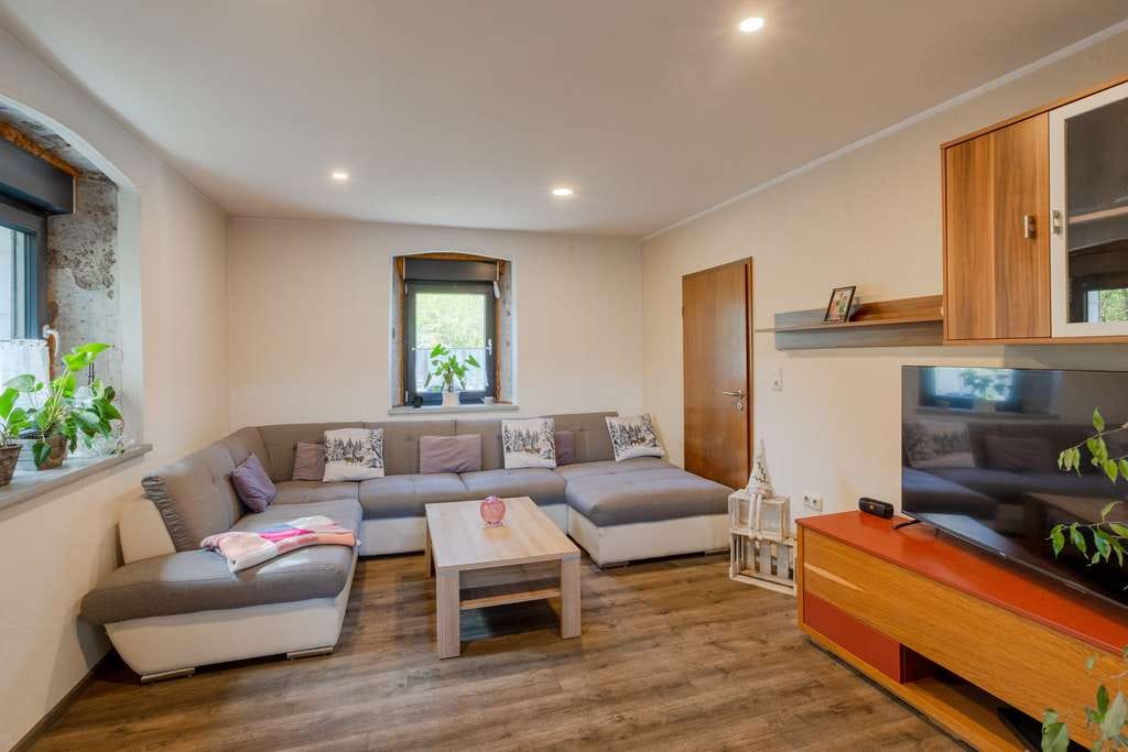 Immobilie in Gönnersdorf - Freistehendes Haus mit Wintergarten + Kamin + 999 m² Grundstück + große Scheune - Bild 3