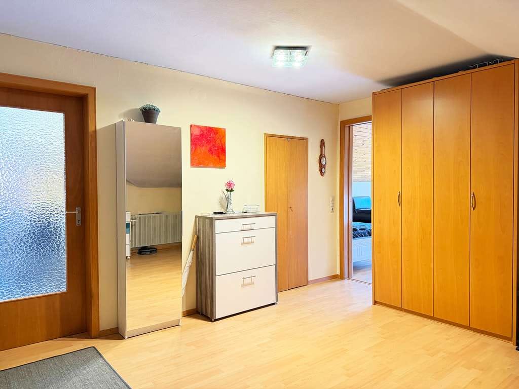 Immobilie in Aulendorf - Sehr besonderes Zweifamilienhaus mit Pool, Sauna und traumhaftem Garten - Bild 2