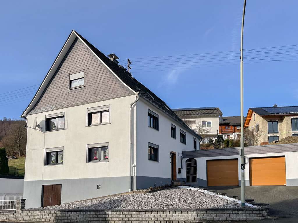 Immobilie in Netphen - Gepflegtes Mehrgenerationenhaus mit vier Garagen - attraktive Kapitalanlage in Netphen-Walpersdorf! - Bild 1