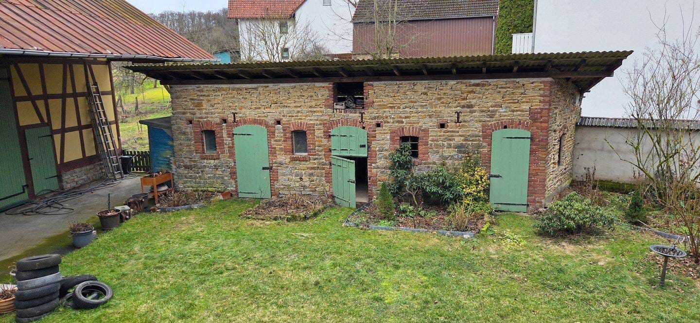 Immobilie in Gladenbach - Ideal für Tierhaltung: Wohnhaus mit Stallungen und Scheune mit 3603 m² Grundstück - Bild 3