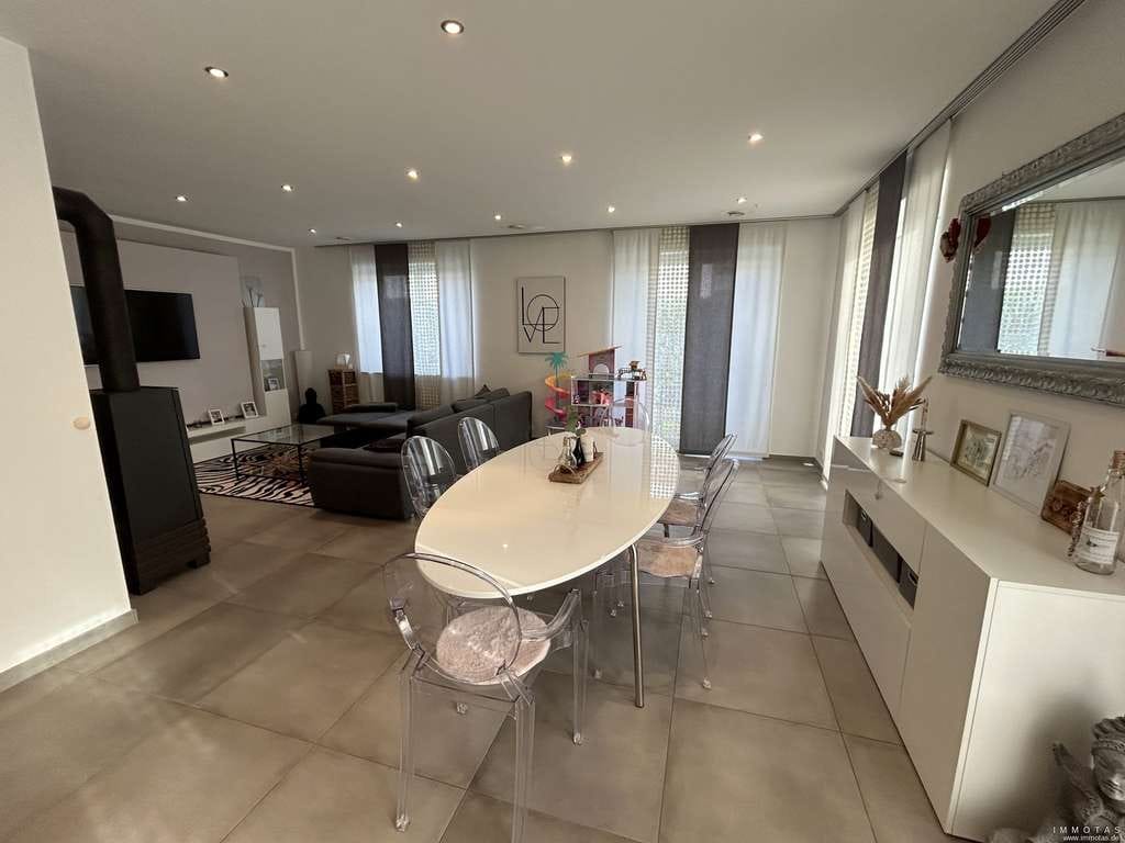 Immobilie in Klausen - Modernes Zweifamilienhaus mit Carport, Terrasse und Garten - Bild 1