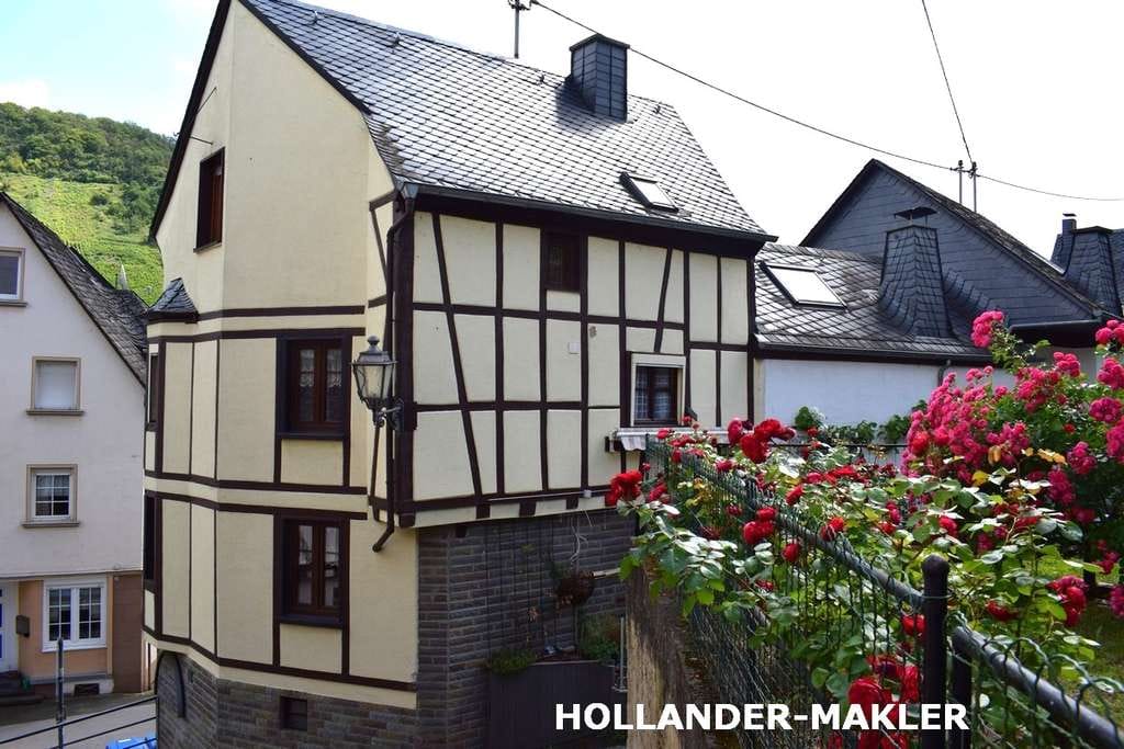 Immobilie in Briedel - Schönes Fachwerkhaus mit kleiner Terrasse im Herzen von Briedel - Bild 1