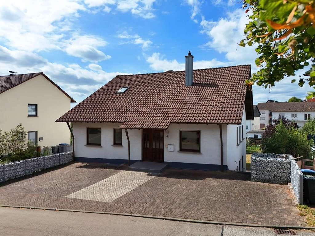 Immobilie in Schönenberg-Kübelberg - Mehrfamilienhaus mit drei Wohneinheiten, Garagen und Garten - Bild 0