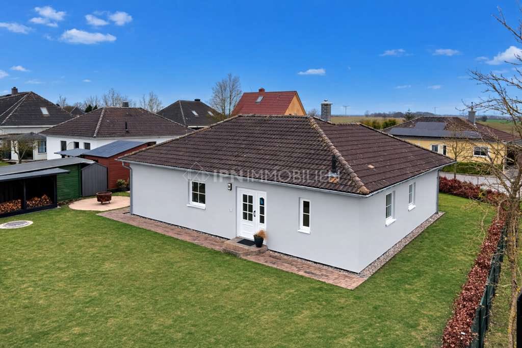 Immobilie in Poppendorf - Moderner, neuwertiger und großzügiger Bungalow mit großem Grundstück in Poppendorf - Bild 2