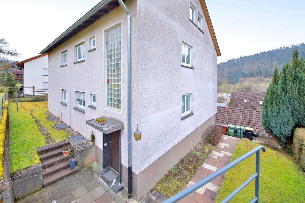 Immobilie in Ebhausen - Großzügiges Zweifamilienhaus mit Einliegerwohnung – Sanierungsbedürftig, aber voller Möglichkeiten! - Bild 2