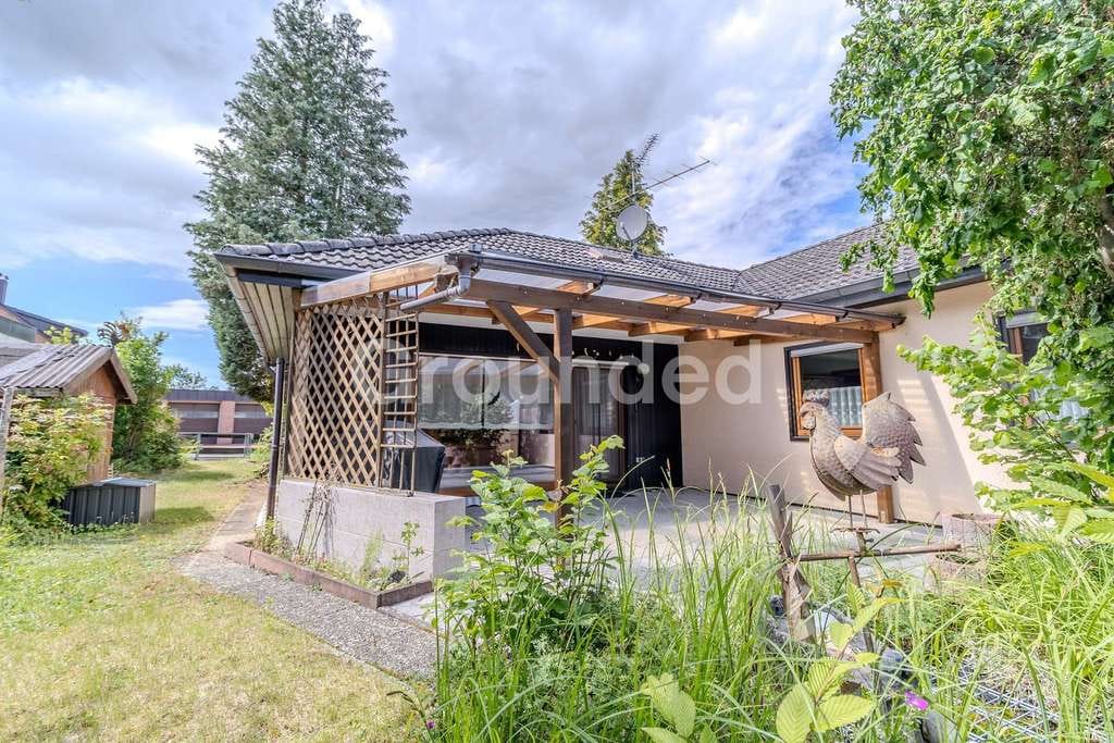 Immobilie in Roßtal - Großzügiges Einfamilienhaus mit Einliegerwohnung, Garten und Terrasse in Roßtal - Bild 0