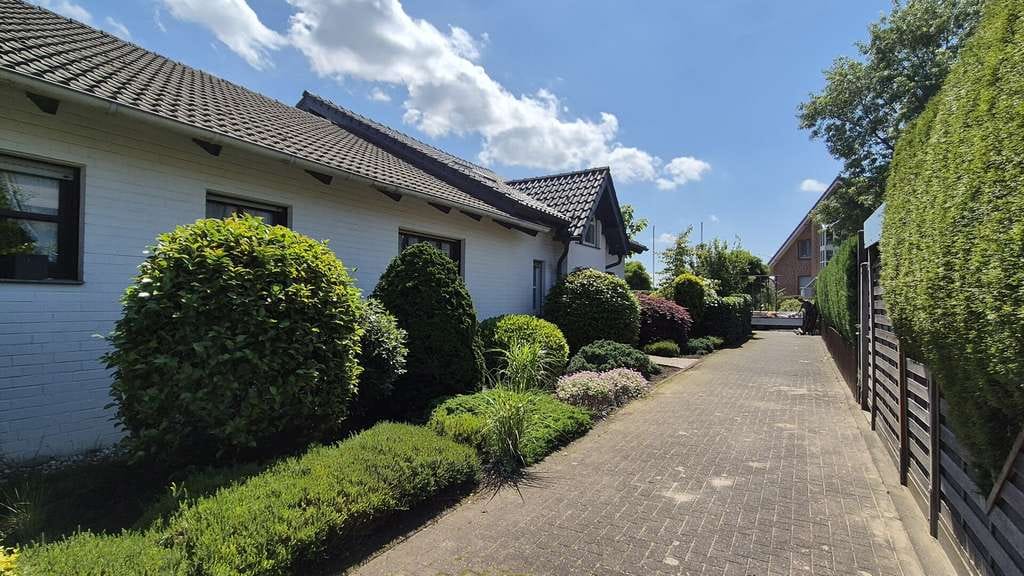 Immobilie in Reken - Stilvolles 2-Familienhaus mit sep. Eingängen, 2 herrlichen Gärten & DP-Garage in ruhiger Sackgasse - Bild 2