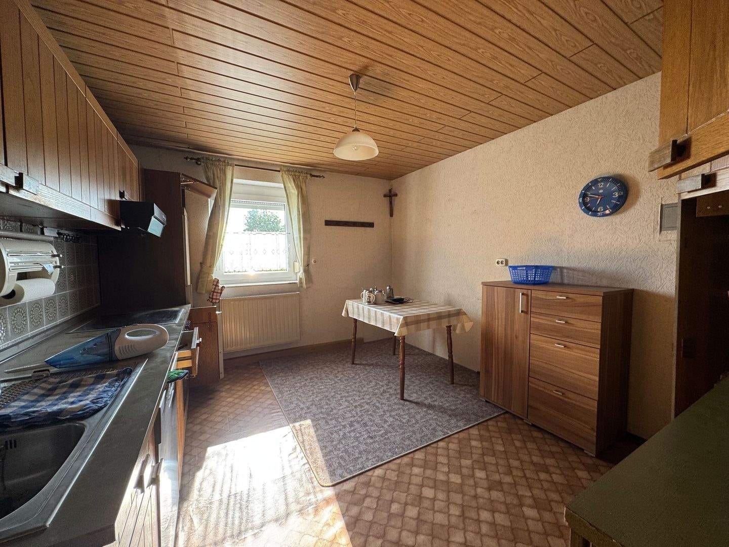 Immobilie in Mering - Sanierungsbedürftiges Wohnhaus mit 2 Garagen, Carport und Werkstatt, ideal für Handwerker - Bild 1