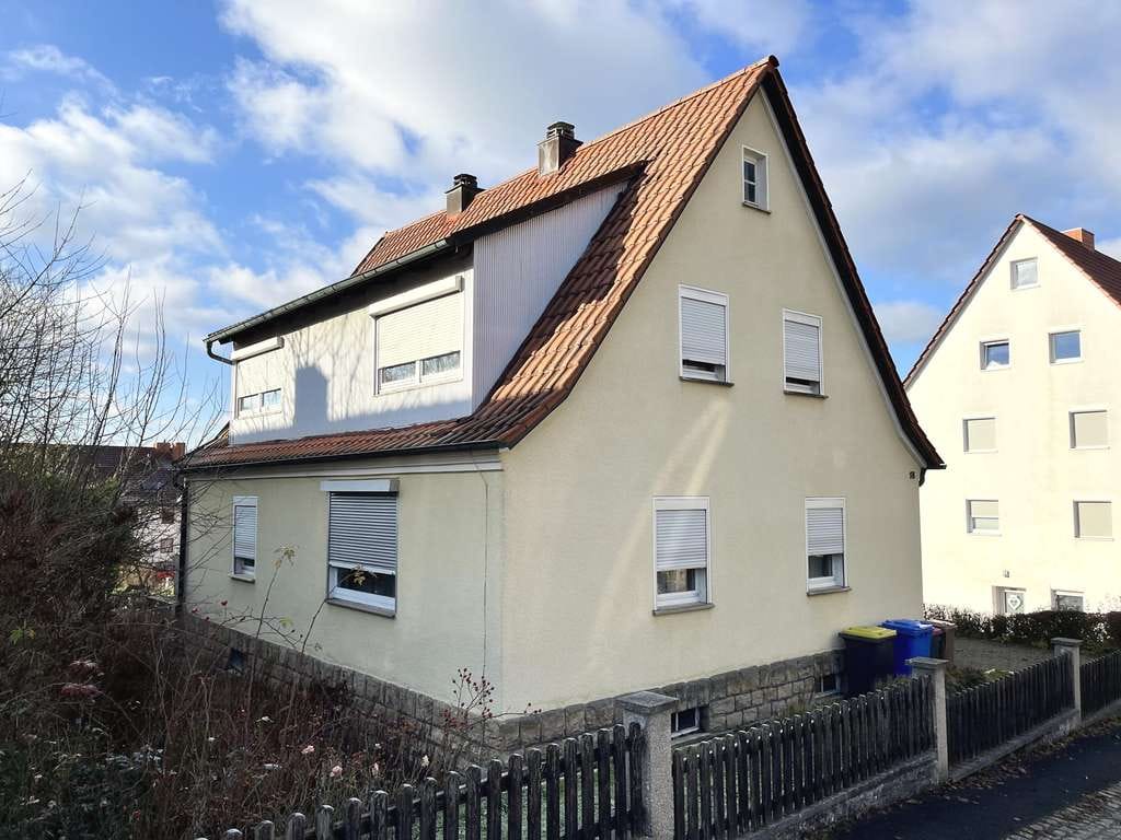 Immobilie in Ebern - Familienfreundliches Haus mit Garage u. Garten in ruhiger Lage, viel Platz: 6 Zimmer, Küche, 2xBad/ - Bild 1