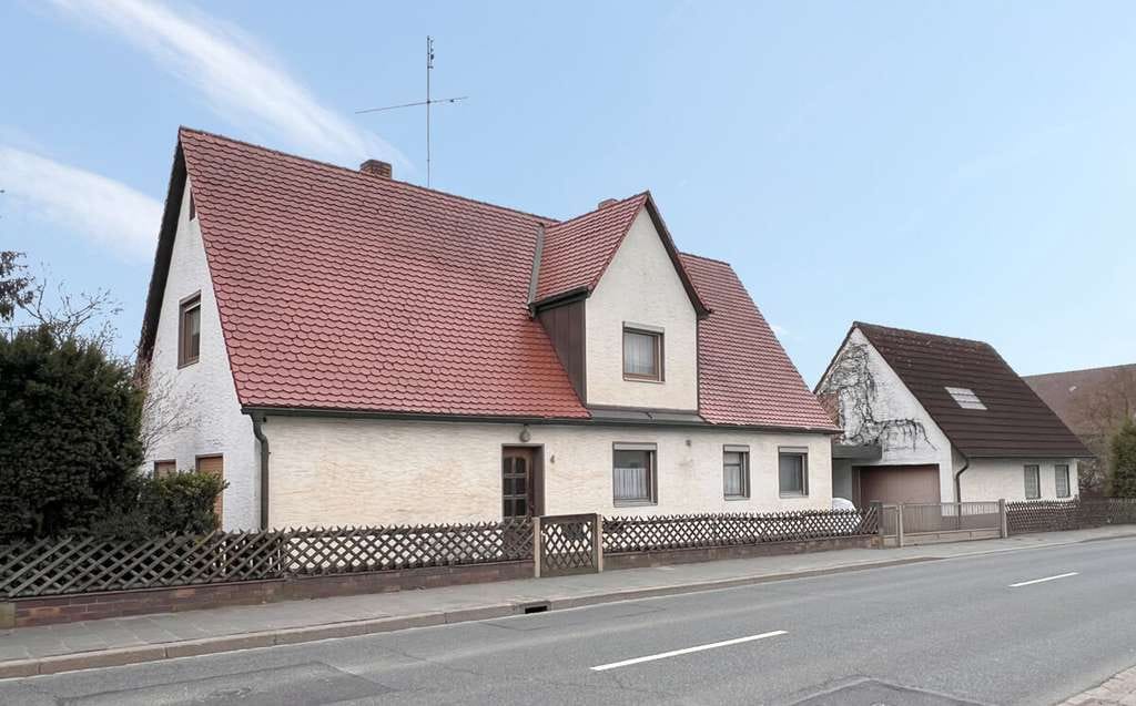 Immobilie in Forchheim - Stark sanierungsbedürftiges Wohnhaus mit Nebengebäude in Forchheim/Kersbach - Bild 0