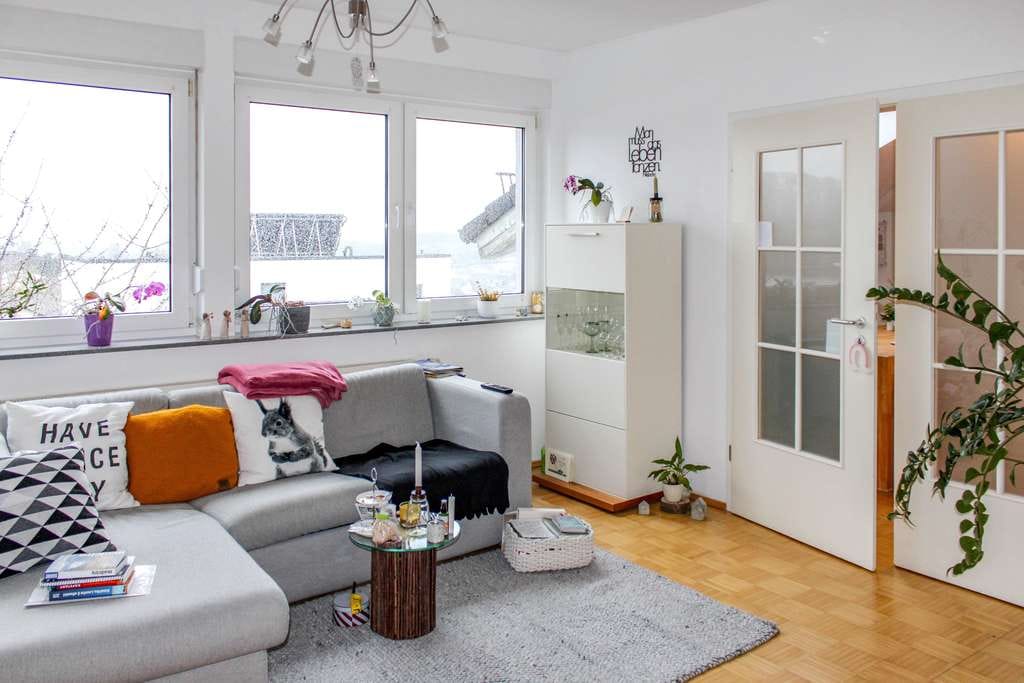 Immobilie in Rennerod - "Fast wie ein eigenes Haus" Vermietete DG-Wohnung mit eigenem Treppenhaus und Balkon in Rennerod  - Bild 2
