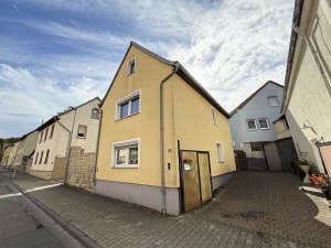 Immobilie in Saulheim - Hübsches Einfamilienhaus mit geschütztem Innenhof und Scheune - Bild 1