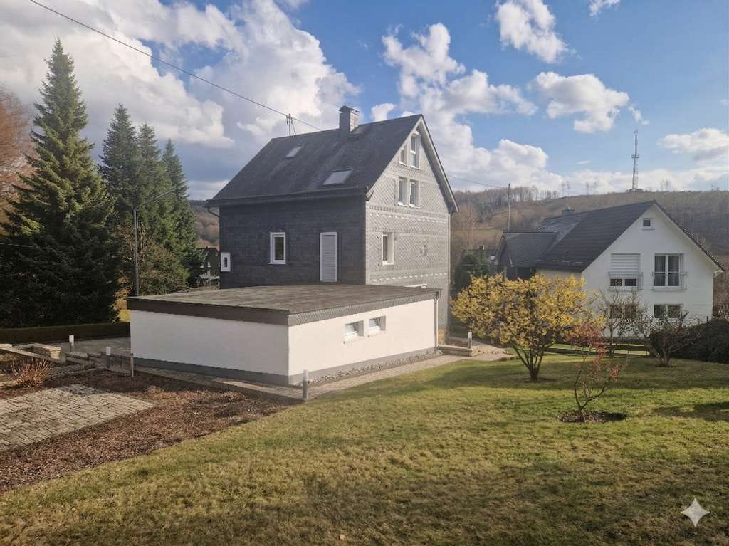 Immobilie in Netphen - Großzügiges, top gepflegtes Ein- bis Zweifamilienhaus mit tollem Garten in Deuz! - Bild 2