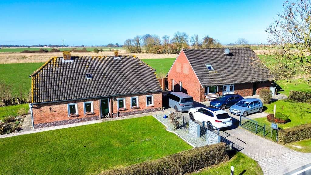 Immobilie in Wangerland - Ein Preis, doppelte Perspektiven – Zwei Häuser in unverbauter Lage mit freiem Blick - Bild 0