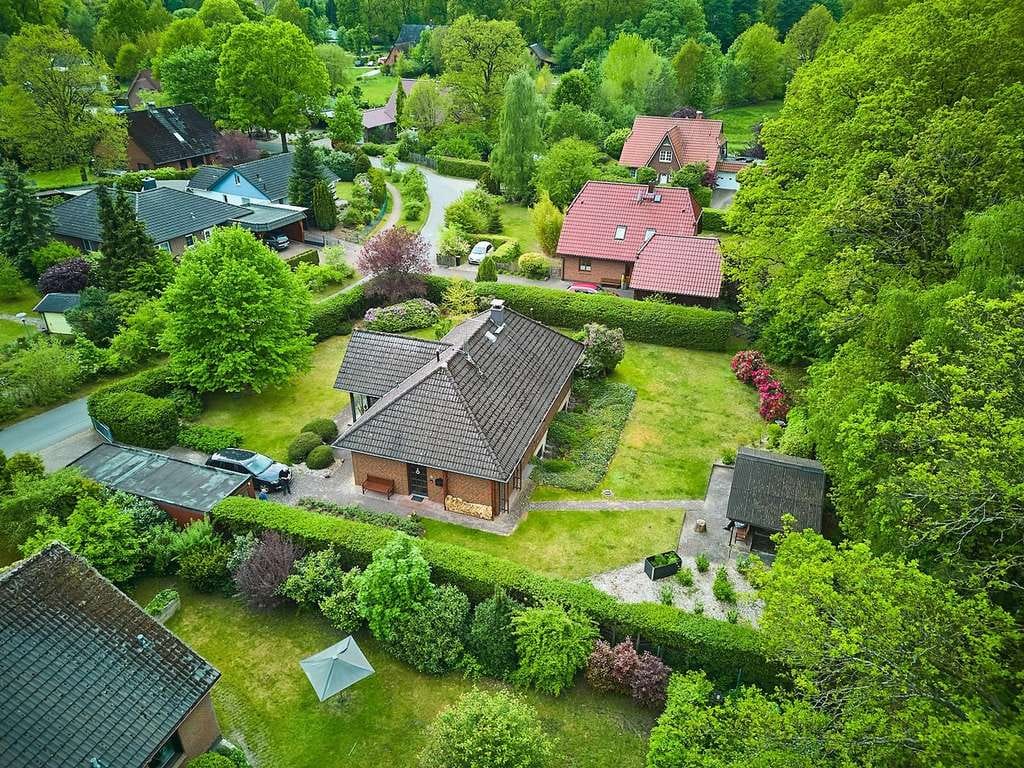 Immobilie in Handeloh - Wohnen am Waldrand und mitten im Dorf - Haus mit Wintergarten und Ausbaureserve in Handeloh - Bild 2