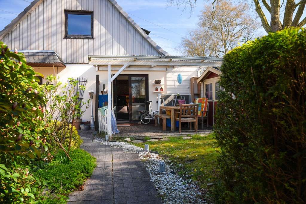 Immobilie in Elmshorn - Schöner Bungalow mit großem Garten, Garage und Wintergarten inkl. Siedlungshaus mit Mieteinnahme - Bild 0