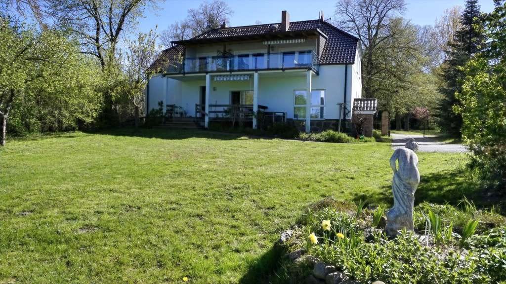 Immobilie in Nordwestuckermark - Vielseitig nutzbares Anwesen in Seenähe – 4 Wohneinheiten, Balkonterrasse & 8.758 m² Grundstück - Bild 0