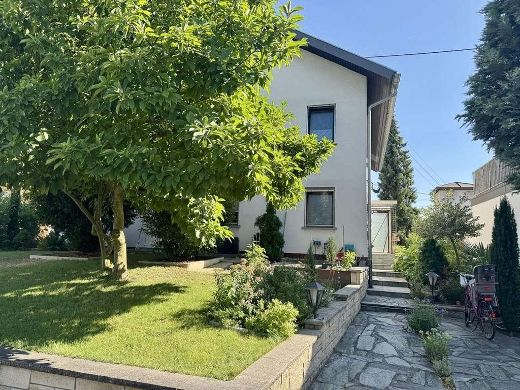 Immobilie in Graben-Neudorf - Vielseitiges Dreifamilienhaus in Top-Lage von Graben-Neudorf (OT Neudorf) - Bild 0
