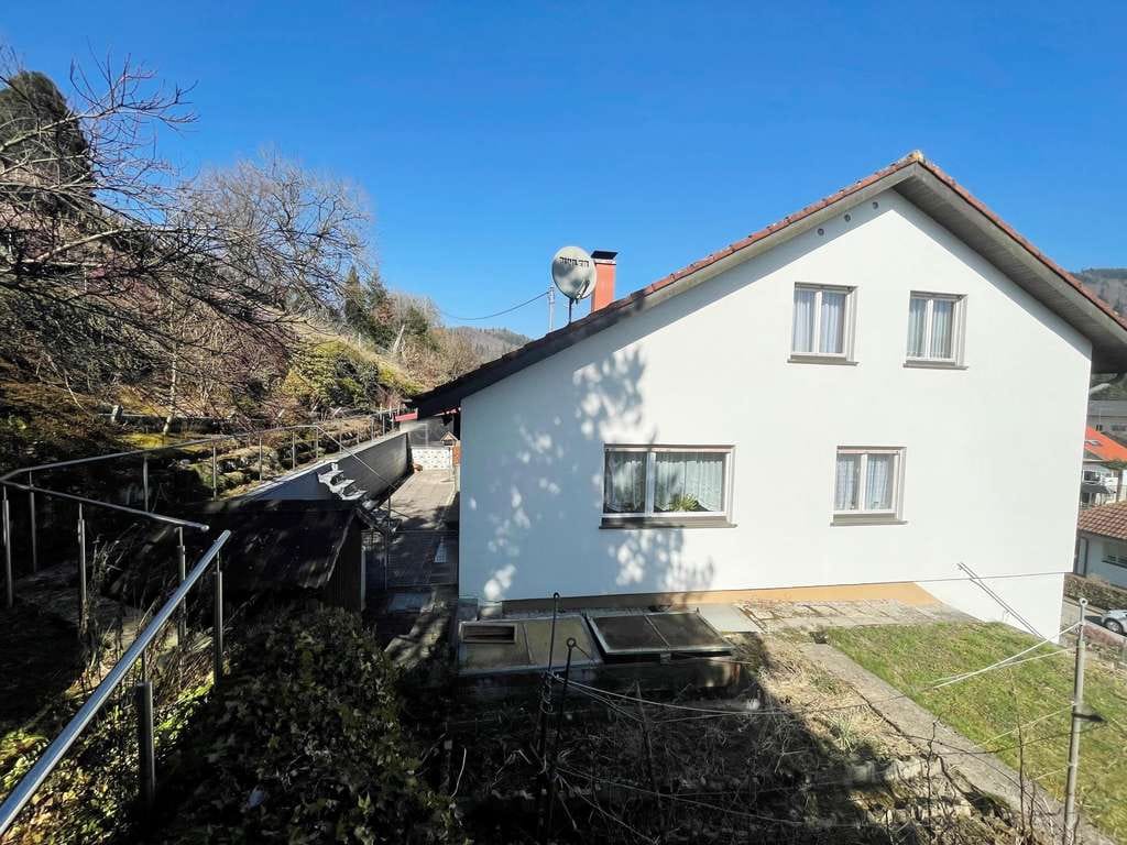 Immobilie in Hasel - Großzügiges Haus sucht Ihre Ideen zur neuen Nutzung - Bild 1