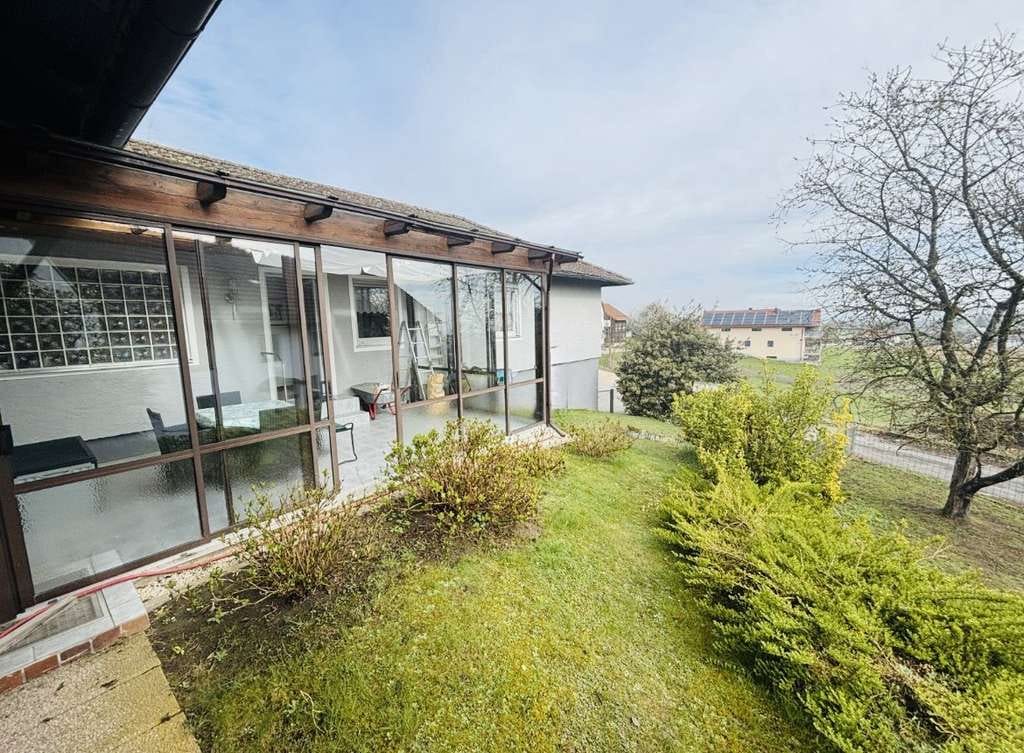 Immobilie in Neuburg am Inn - Attraktiver Bungalow mit großem Garten, Terrasse und viel Potenzial - Bild 2