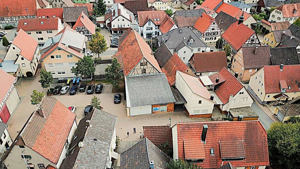 Immobilie in Hüffenhardt - Ein-/Zweifamilienhaus mit qualitativer Halle / Werkstatt als Gewerbemöglichkeit in Hüffenhardt - Bild 1