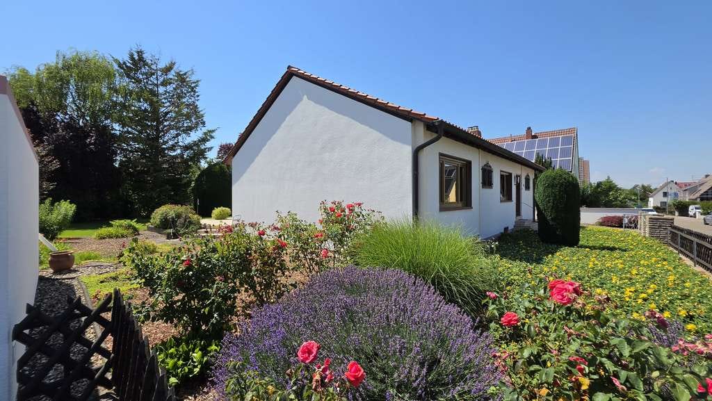 Immobilie in Hochdorf-Assenheim - Sehr gepflegter lichtdurchfluteter Bungalow mit großem Grundstück und Terrasse in der Vorderpfalz - Bild 1