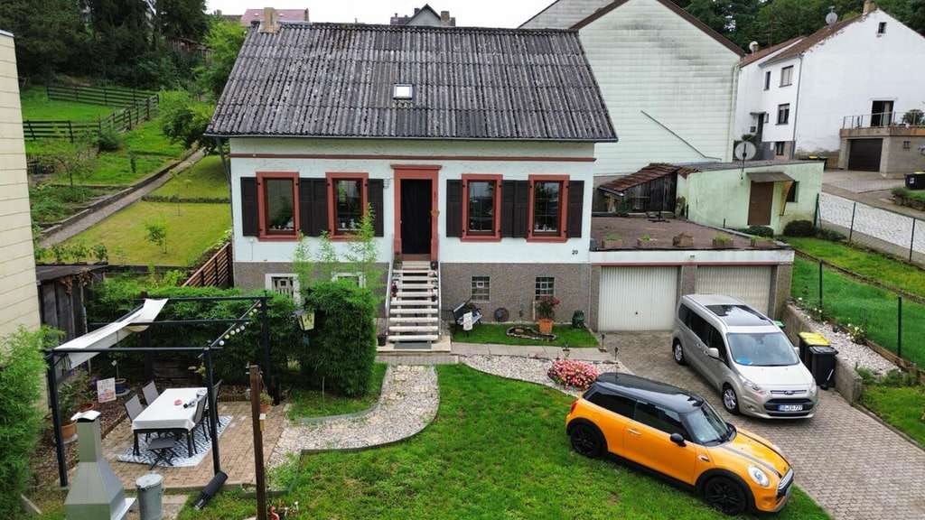 Immobilie in Großrosseln - Renovierungsbedürftiges Einfamilienhaus mit großem Grundstück in Großrosseln - Bild 0