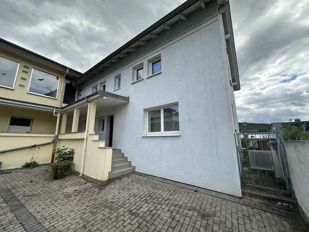 Immobilie in Euerdorf - Großzügiges Wohnhaus mit angrenzender Halle, separatem Bürogebäude und gepflegtem Gartenbereich - Bild 4