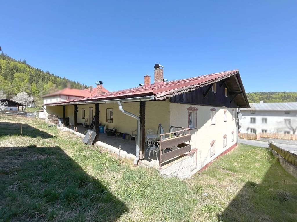 Immobilie in Bayerisch Eisenstein - Bayerisch Eisenstein: Historisches Haus mit vier Wohnungen und viel Potenzial, teils vermietet - Bild 0