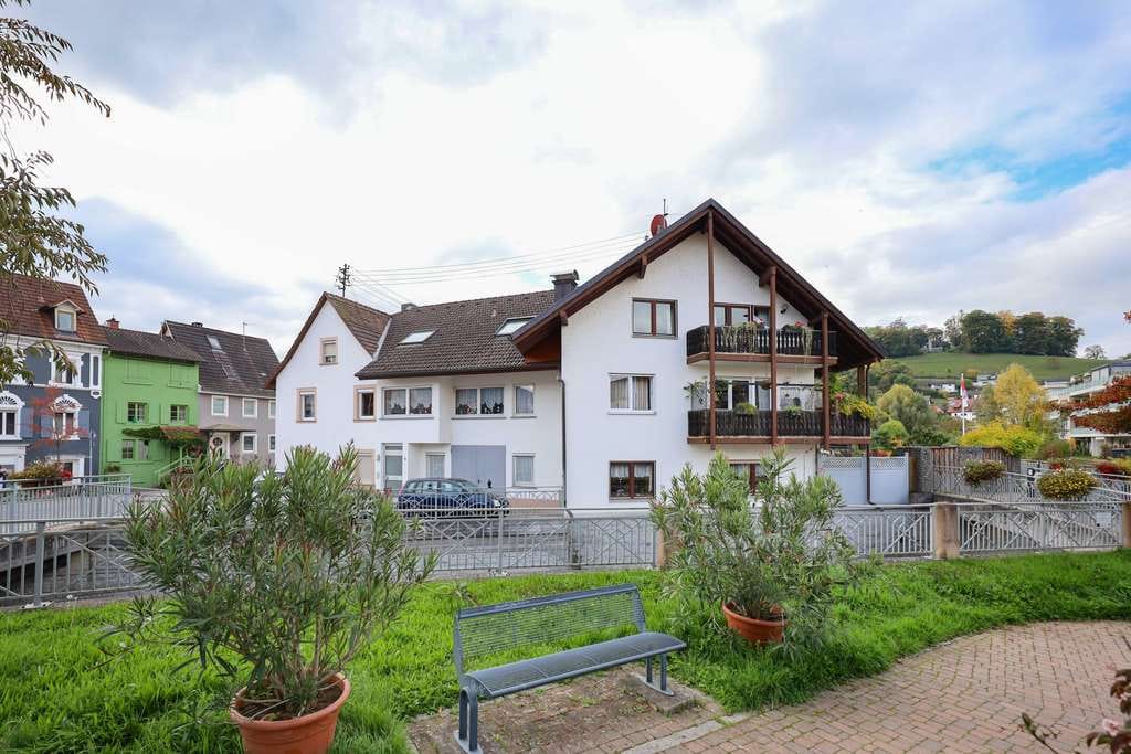 Immobilie in Kandern - Zwei Immobilien zu einem Preis - 1-2 Familienhaus mit angebautem 5-Familienhaus und großem Potenzial - Bild 1
