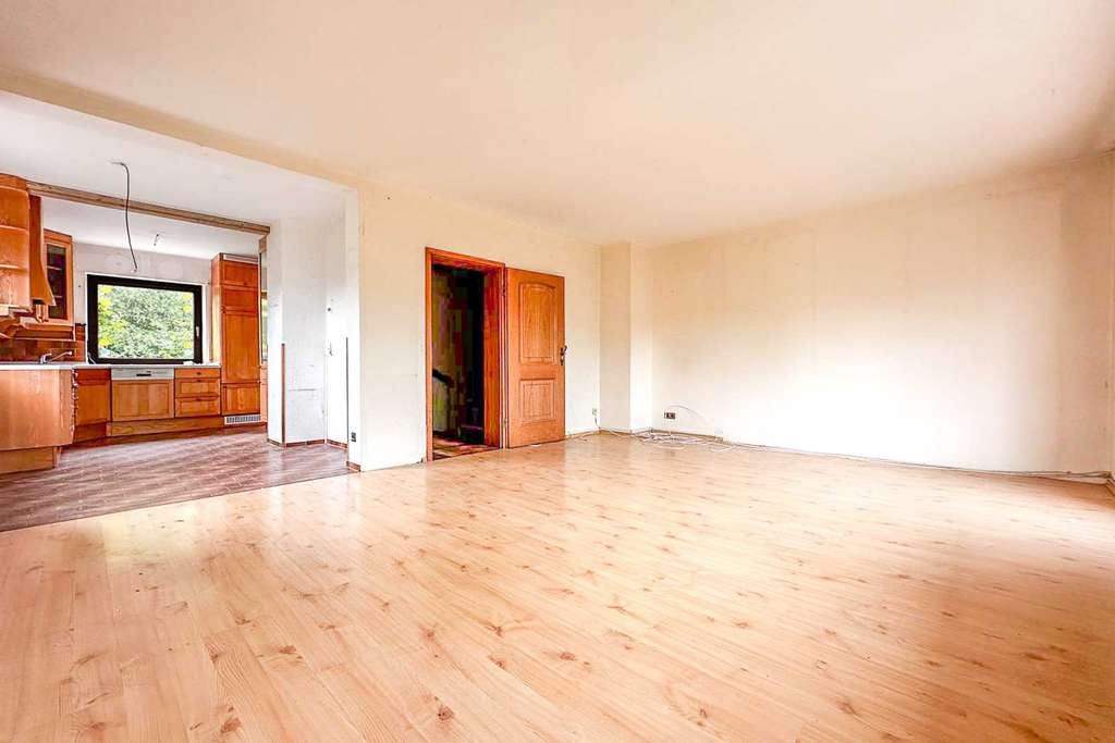 Immobilie in Poxdorf - Doppelhaushälfte mit Balkon, Garten und umfassendem Modernisierungsbedarf - Bild 2