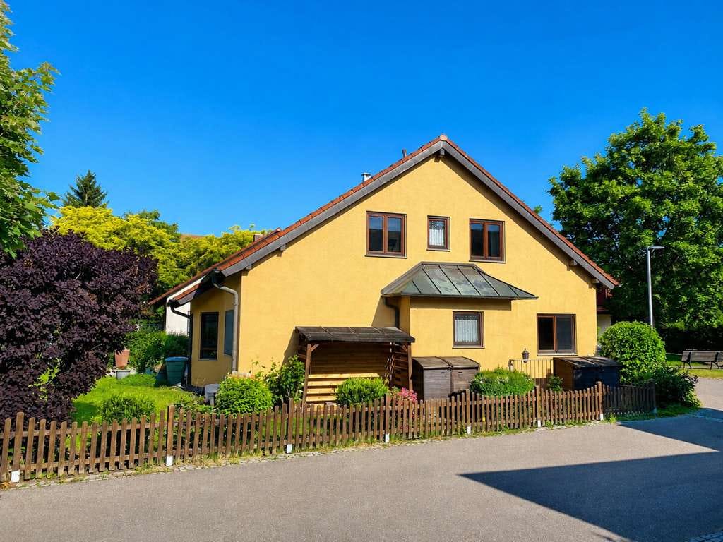 Immobilie in Pleidelsheim - Solides Ein- bis Zweifamilienhaus charmant aufgeteilt in ruhiger Zentrumsnähe mit Garten und Garage - Bild 0