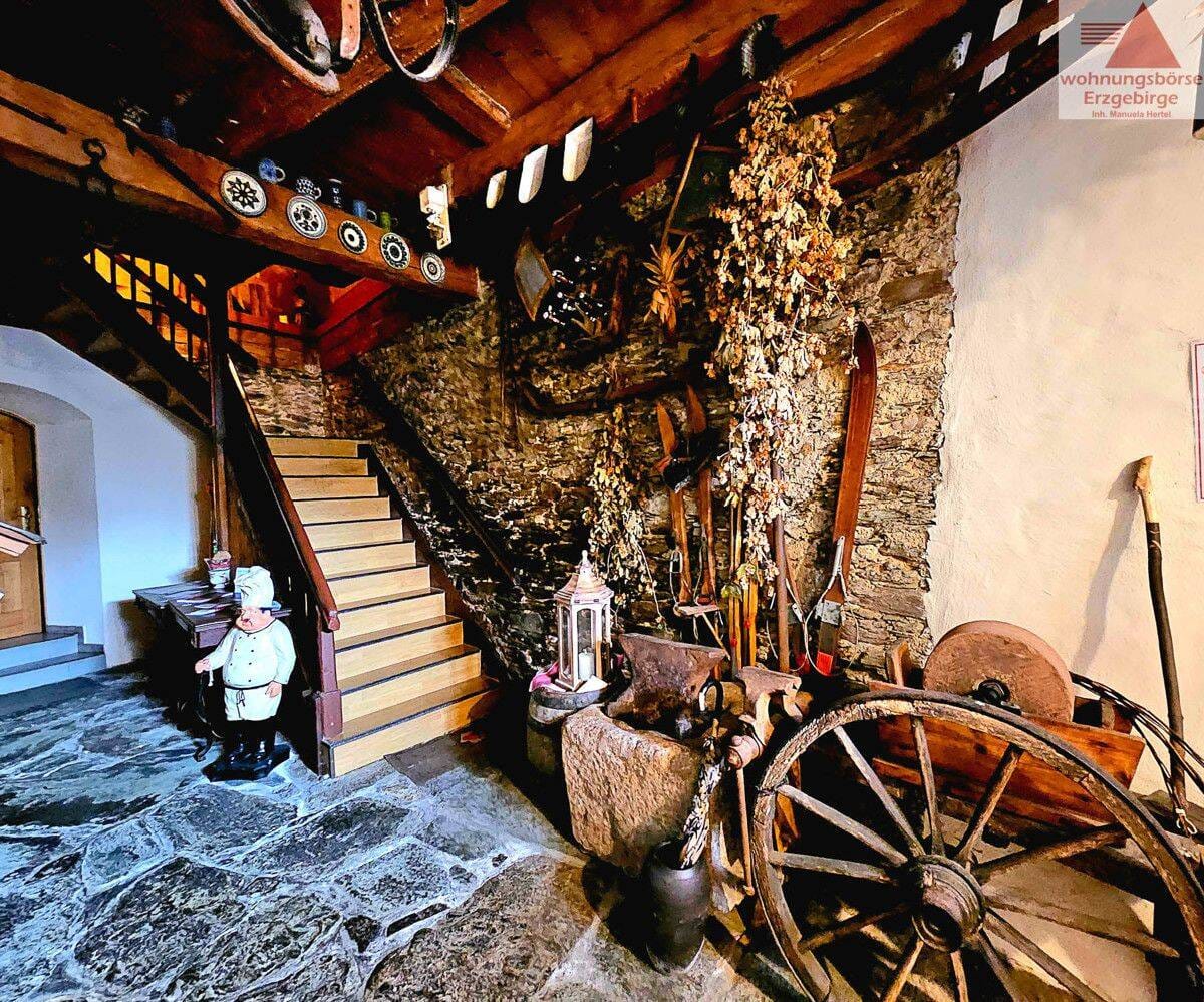Immobilie in Grünhain-Beierfeld - Ein Objekt - viele Möglichkeiten, Wohnhaus mit Pension und Gaststätte im Herzen von Grünhain - Bild 1