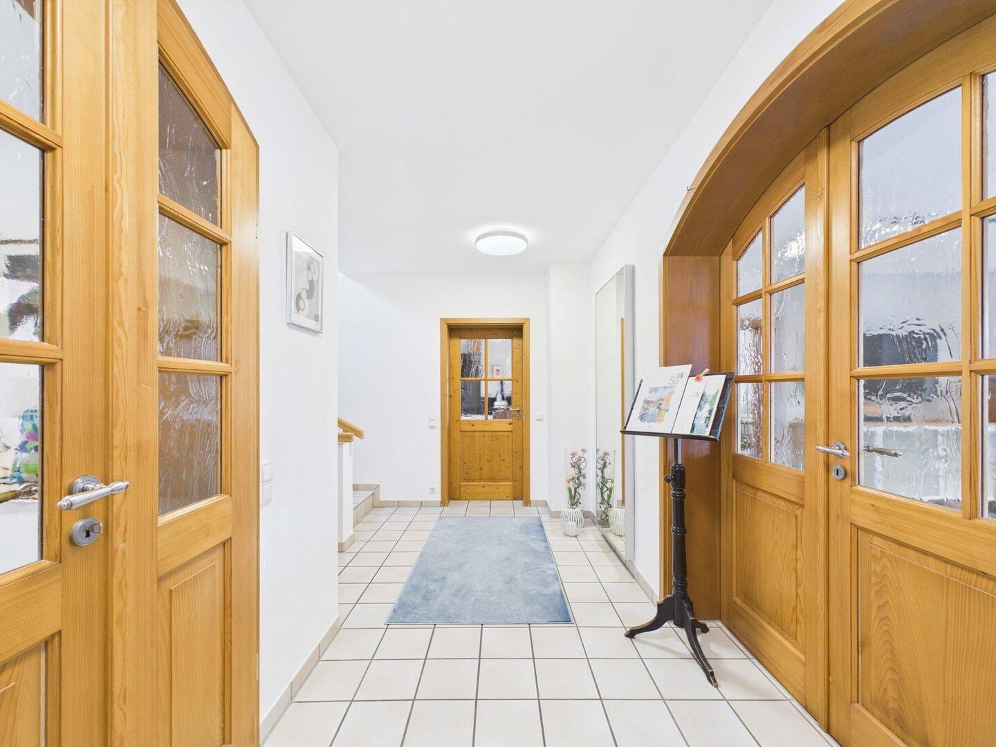 Immobilie in Vilsbiburg - Viel Platz in gepflegter Lage: Modernisiertes Haus mit Einliegerwohnung, PV-Anlage und Doppelgarage - Bild 4