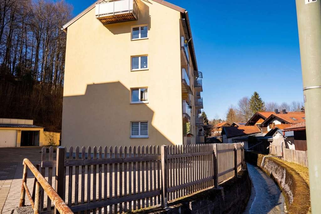 Immobilie in Miesbach - Bezugsfrei ab 10.06 - Schöne Wohnung in Miesbach mit Balkon & EBK - sofort einziehen oder vermieten - Bild 0
