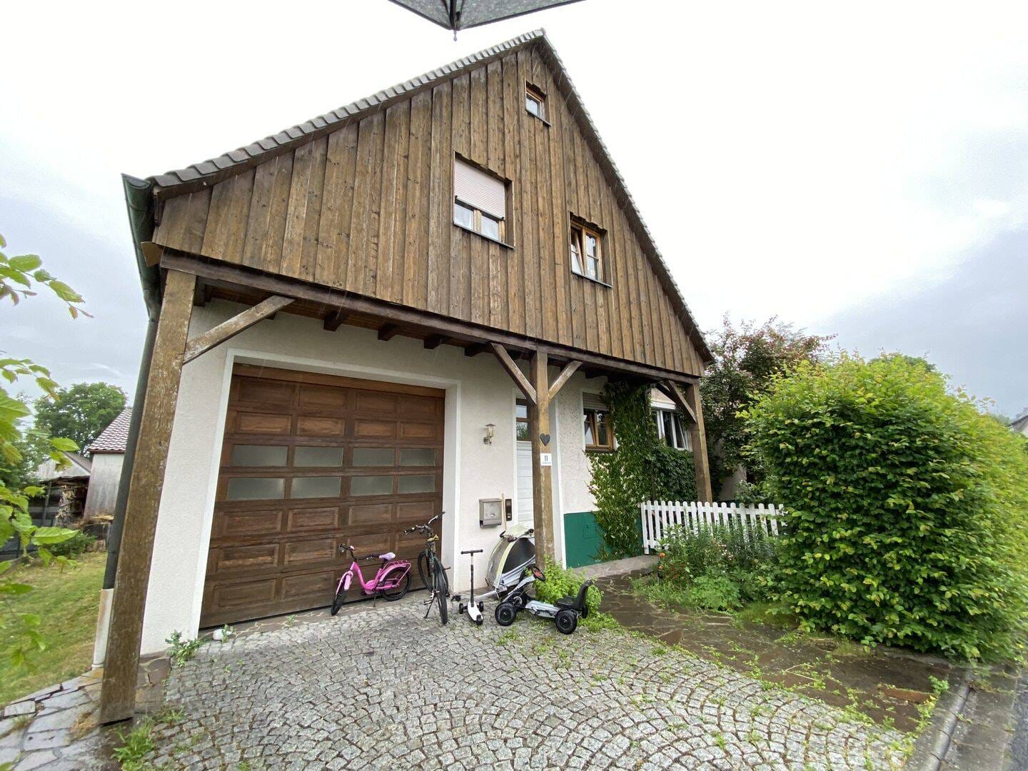 Immobilie in Dachsbach - Großes Haus mit toller Garage in gefragter Lage, sofort verfügbar! - Bild 1