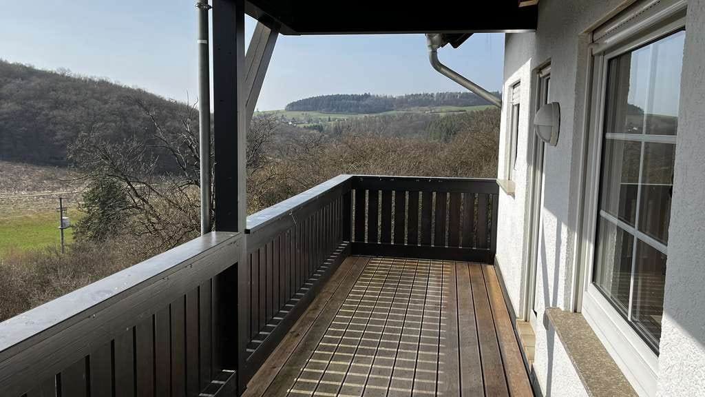 Immobilie in Grävenwiesbach - Renovierte 4-Zimmer-Wohnung mit Balkon und Garage in Grävenwiesbach - Bild 0