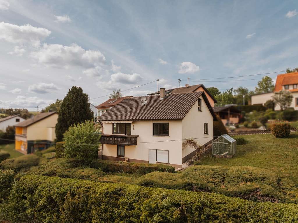 Immobilie in Zimmern ob Rottweil - Einfamilienhaus mit Ausbaupotenzial, Garage und traumhaftem Blick in Flözlingen - Bild 2