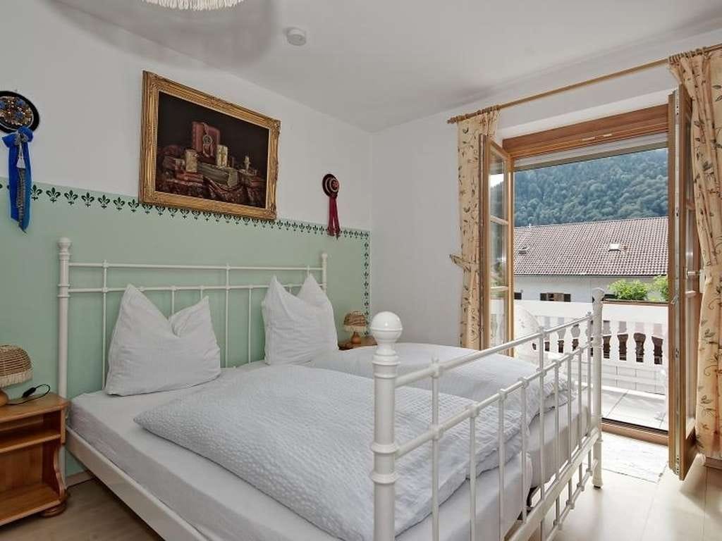 Immobilie in Aschau im Chiemgau - Wohnen/Arbeiten, ruhige Gewerbe möglich,  Chiemseenähe, Haus mit 12 Zimmer, 7 Duschen/WC, Bergblick - Bild 3