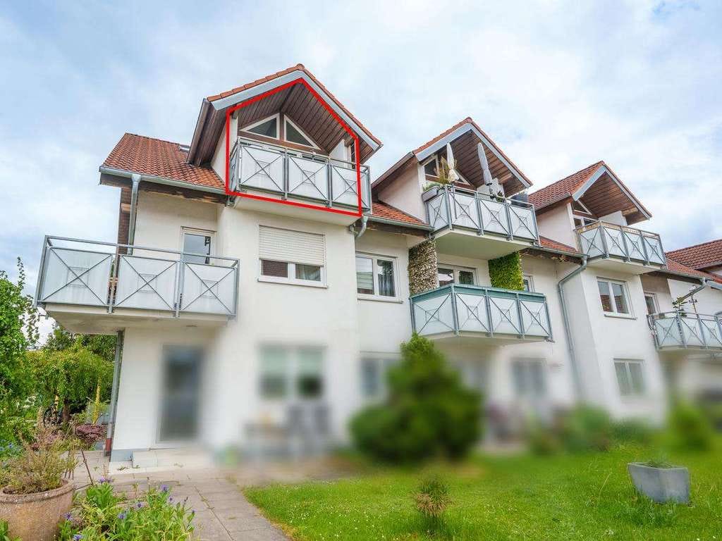 Immobilie in Ochsenhausen - Charmante 2,5-Zimmer-Dachgeschosswohnung mit Balkon und Stellplätzen in Ochsenhausen - Bild 0